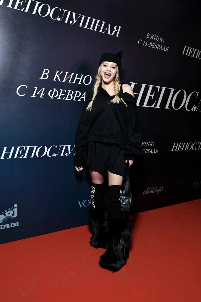 Надин Серовски в черной шелковой комбинации, а Анастасия Резник в кожаных оперных перчатках: кто еще из звезд был на премьере фильма «Непослушная»